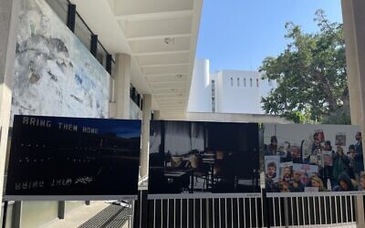 Une photographie de l'exposition en plein air "Incomplete", présentant des clichés des manifestations israéliennes en faveur de la libération des otages, qui se tient jusqu'au 29 juin 2024 sur la place Habima de Tel Aviv (Crédit : Jessica Steinberg/Times of Israel)