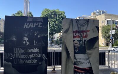 Une photographie de l'exposition en plein air "Incomplete", présentant des clichés des manifestations israéliennes en faveur de la libération des otages, qui se tient jusqu'au 29 juin 2024 sur la place Habima de Tel Aviv (Crédit : Jessica Steinberg/Times of Israel)