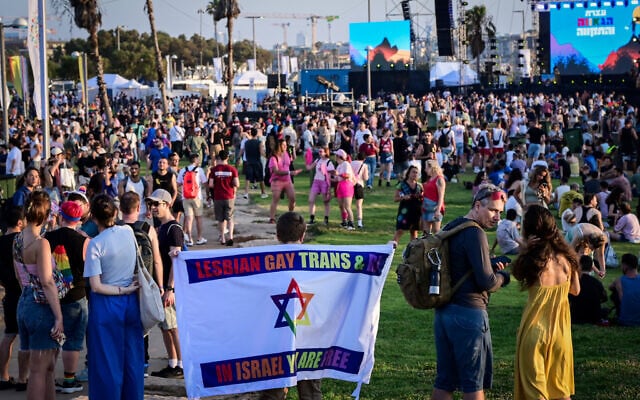 Des participants au rassemblement de la Pride de Tel Aviv, le 6 juin 2024. (Crédit : Avshalom Sassoni/Flash90)