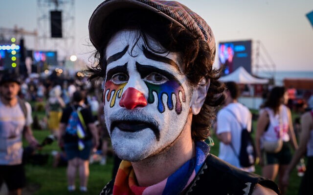 Un participant au rassemblement de la Pride de Tel Aviv, le 6 juin 2024. (Crédit : Avshalom Sassoni/Flash90)