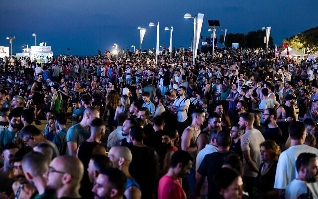 Des dizaines de milliers de personnes participent au rassemblement de la Pride de Tel Aviv, le 6 juin 2024. (Crédit : Avshalom Sassoni/Flash90)
