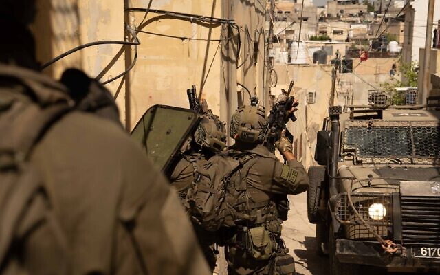 Une photo distribuée montre des troupes de Tsahal opérant près de Jénine en Cisjordanie le 13 juin 2024. (Crédit : Tsahal)