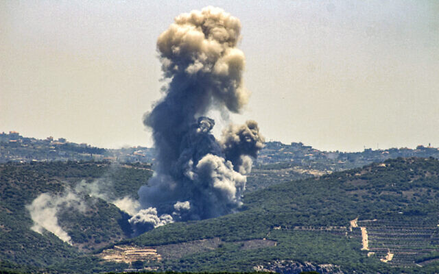 Des volutes de fumée s'échappent du site d'une frappe aérienne israélienne à Zibqin, dans le sud du Liban, le 12 juin 2024. (Crédit : Kawnat Haju/AFP)