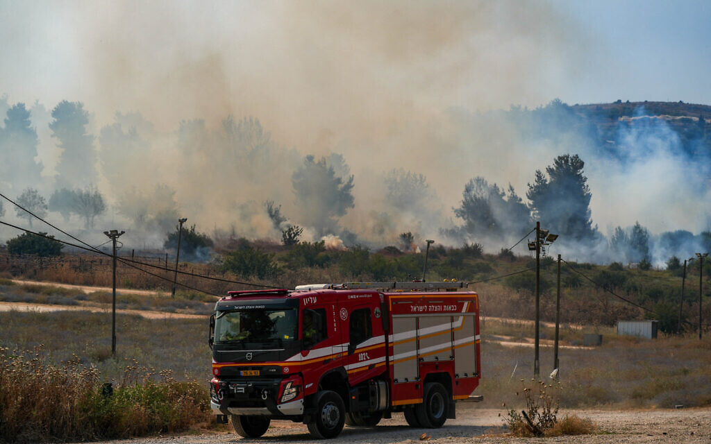 Vue d'un grand incendie après que des missiles lancés depuis le Liban aient touché des zones ouvertes près de Kadita, dans la région de Galilée, au nord d'Israël, le 12 juin 2024. (Crédit : Ayal Margolin/Flash90) Vue d'un grand incendie après que des missiles lancés depuis le Liban aient touché des zones ouvertes près de Kadita, dans la région de Galilée, au nord d'Israël, le 12 juin 2024. (Crédit : Ayal Margolin/Flash90)