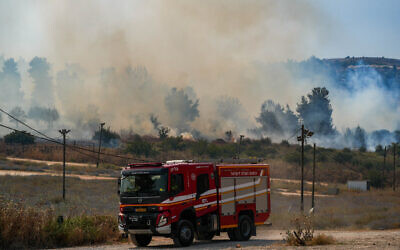 Vue d'un grand incendie après que des missiles lancés depuis le Liban aient touché des zones ouvertes près de Kadita, dans la région de Galilée, au nord d'Israël, le 12 juin 2024. (Crédit : Ayal Margolin/Flash90)