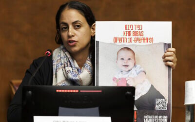 Ofri Bibas-Levy, sœur de Yarden Bibas, retenu en otage à Gaza avec sa femme Shiri et ses deux enfants, Kfir et Ariel, s'adressant aux médias, à Genève, en Suisse, le 14 novembre 2023. (Crédit : Salvatore Di Nolfi/Keystone via AP)