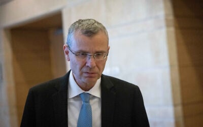 Le ministre de la Justice Yariv Levin arrivant à une réunion de faction du Likud, à la Knesset, à Jérusalem, le 5 février 2024. (Crédit : Yonatan Sindel/Flash90)