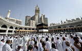 Des fidèles musulmans prient autour de la Kaaba, le sanctuaire le plus sacré de l'islam, à la Grande Mosquée de La Mecque, ville sainte de l'Arabie saoudite, le 12 juin 2024, à l'approche du pèlerinage annuel du Hajj. (Crédit : Fadel Senna/AFP)
