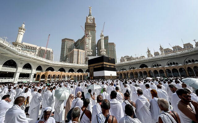 Des fidèles musulmans prient autour de la Kaaba, le sanctuaire le plus sacré de l'islam, à la Grande Mosquée de La Mecque, ville sainte de l'Arabie saoudite, le 12 juin 2024, à l'approche du pèlerinage annuel du Hajj. (Crédit : Fadel Senna/AFP) Des fidèles musulmans prient autour de la Kaaba, le sanctuaire le plus sacré de l'islam, à la Grande Mosquée de La Mecque, ville sainte de l'Arabie saoudite, le 12 juin 2024, à l'approche du pèlerinage annuel du Hajj. (Crédit : Fadel Senna/AFP)