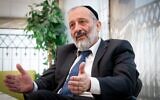 Le chef du parti Shas, le député Aryeh Deri, s'exprime lors d'une interview accordée depuis son domicile, à Jérusalem, le 15 avril 2024. (Arie Leib Abrams/Flash90)
