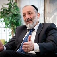 Le chef du parti Shas, le député Aryeh Deri, s'exprime lors d'une interview accordée depuis son domicile, à Jérusalem, le 15 avril 2024. (Arie Leib Abrams/Flash90)