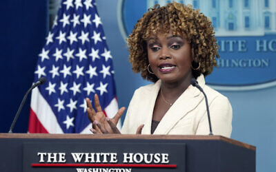 La secrétaire de presse de la Maison Blanche, Karine Jean-Pierre, s'exprimant lors du briefing quotidien, à la Maison Blanche, à Washington, le 18 juin 2024. (Crédit : Susan Walsh/AP)