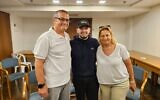 Aviram Meir (à gauche), l'otage secouru Almog Meir Jan, et sa mère, Orit Meir, après son sauvetage à Gaza le 8 juin 2024 (Crédit : Autorisation)