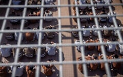 Des terroristes du Hamas arrêtés pendant le pogrom du 7 octobre 2023 et au cours de l'opération de l’armée israélienne dans la bande de Gaza, dans une cour d'une prison dans le sud d'Israël, le 14 février 2024. (Crédit : Chaïm Goldberg/Flash90)