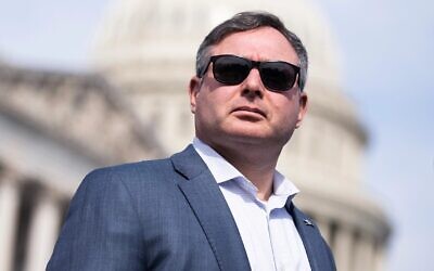 Eugene Vindman, candidat démocrate pour le 7e district du Congrès de Virginie, assiste à une conférence de presse à l'extérieur du Congrès américain à Washington, le 13 mars 2024. (Crédit : Tom Williams/CQ-Roll Call, Inc via Getty Images via JTA)