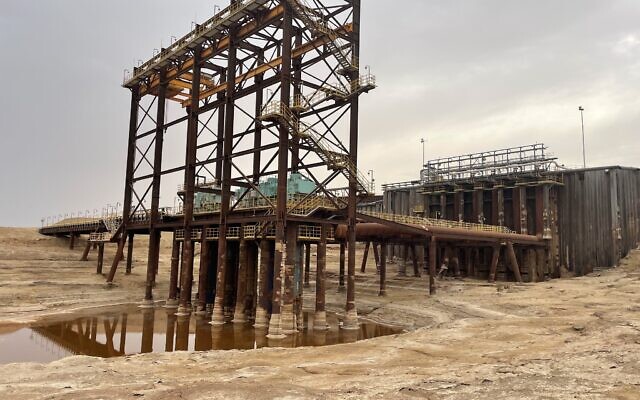 P88, une ancienne station de pompage appartenant à Dead Sea Works qui a été abandonnée lorsque la mer Morte s'est retirée, 28 mai 2024. (Crédit : Sue Surkes/Times of Israel)