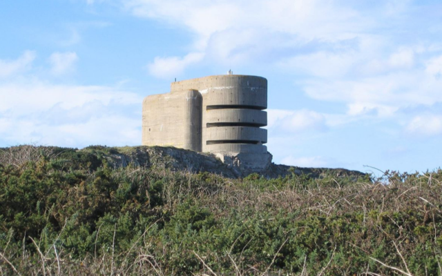 Le bunker allemand de la Seconde Guerre mondiale "The Odeon" à Aurigny. Le bunker est haut de trois à quatre étages et dispose d'un emplacement anti-aérien à l'arrière. Illustration (Crédit : CC-SA-Tim Brighton)