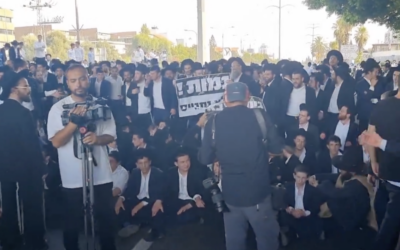 Les manifestants Haredim bloquent la route 4 dans une manifestation contre la conscription des étudiants de Yeshivot, dans cette capture d'écran d'une vidéo prise le 20 juin 2024. (Crédit : Capture d'écran via X, Shilo Fried, utilisée conformément à la clause 27a de la loi sur le droit d'auteur)