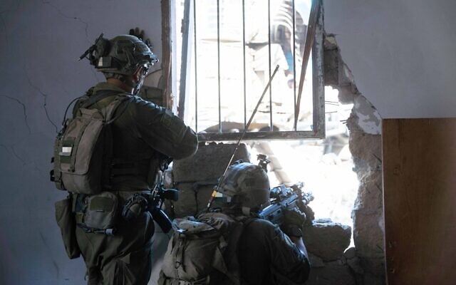 Des soldats de Tsahal vus en train d'opérer dans la bande de Gaza dans cette photo de handout publiée le 21 juin 2024. (Crédit : Tsahal) Des soldats de Tsahal vus en train d'opérer dans la bande de Gaza dans cette photo de handout publiée le 21 juin 2024. (Crédit : Tsahal)