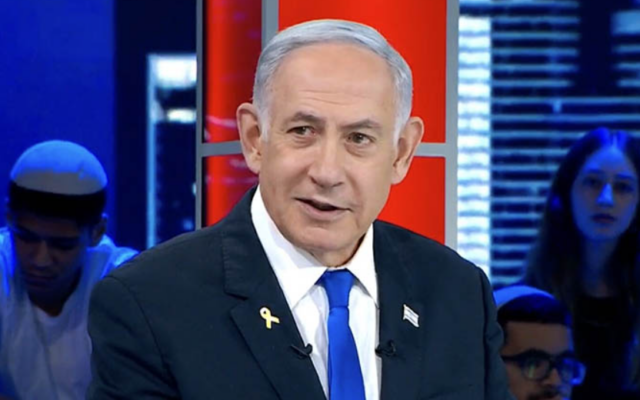 Le Premier ministre Benjamin Netanyahu s'adresse à la Quatorzième chaîne lors de la première interview qu'il a accordée à un média israélien depuis le 7 octobre, le 23 juin 2024. (Crédit : Capture d'écran/Quatorzième chaîne ; utilisée conformément à la clause 27a de la loi sur le droit d'auteur) Le Premier ministre Benjamin Netanyahu s'adresse à la Quatorzième chaîne lors de la première interview qu'il a accordée à un média israélien depuis le 7 octobre, le 23 juin 2024. (Crédit : Capture d'écran/Quatorzième chaîne ; utilisée conformément à la clause 27a de la loi sur le droit d'auteur)