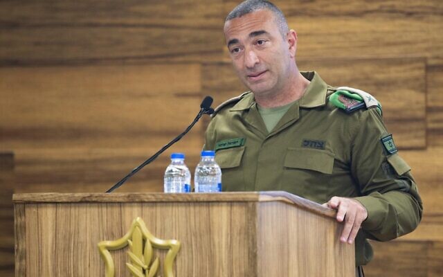 Le brigadier général Yisrael Shomer, nouveau chef du Directorat des Opérations, lors d'une cérémonie de passation de pouvoir, aux quartiers généraux de l'armée de la Kirya, à Tel Aviv, le 25 juin 2024. (Crédit : Armée israélienne)