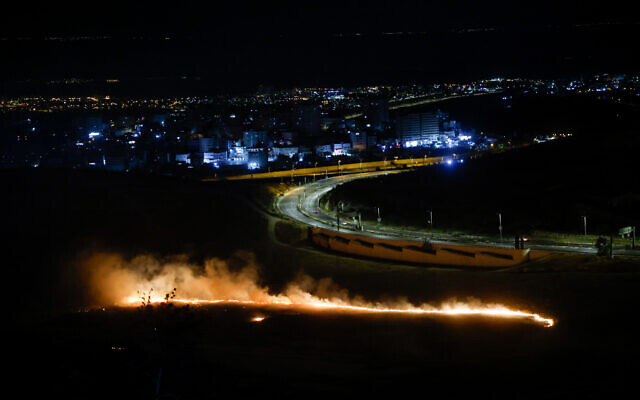 Un incendie brûle sur le mont Scopus à Jérusalem, le 25 juin 2024. (Crédit : Chaim Goldberg/Flash90)