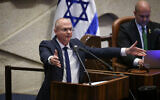 Le député d'Yisrael Beytenu, Oded Forer, appelant les députés à mettre en accusation le député Hadash-Taal, Ofer Cassif, lors d'un débat au plénum de la Knesset, le 19 février 2024. (Crédit : Noam Moskowitz/Porte-parole de la Knesset)