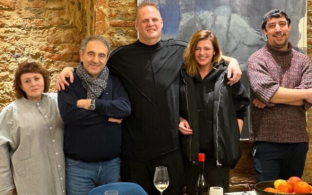 De gauche à droite : La galeriste Rita Licht, Itsik Moshe, président de la Chambre de commerce Israël-Géorgie, Daniel Licht, d’Ashkara Falafel, l'architecte Ilana Slutsky et le créateur de bijoux Mikhail Gilichinski réunis à la maison Licht à Tbilissi pour profiter d'un après-midi de Shabbat avec des compatriotes israéliens. (Crédit : Larry Luxner/JTA)