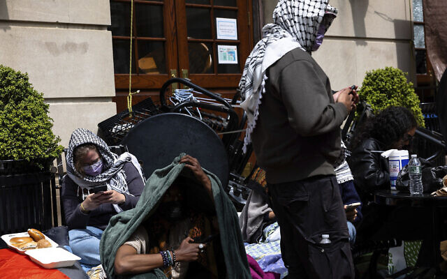 Des manifestants anti-Israël occupant l'entrée du Hamilton Hall de l'université Columbia, le 30 avril 2024, à New York. (Crédit : Michael M. Santiago/AP)