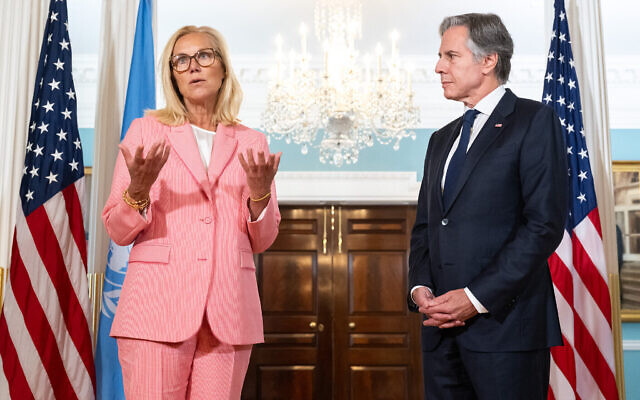 Le secrétaire d'État américain Antony Blinken (à droite) et la coordinatrice principale de l'aide humanitaire et de la reconstruction pour Gaza, Sigrid Kaag, s'adressent aux médias avant des réunions au Département d'État à Washington, DC, le 27 juin 2024. (Crédit : Saul Loeb/AFP) Le secrétaire d'État américain Antony Blinken (à droite) et la coordinatrice principale de l'aide humanitaire et de la reconstruction pour Gaza, Sigrid Kaag, s'adressent aux médias avant des réunions au Département d'État à Washington, DC, le 27 juin 2024. (Crédit : Saul Loeb/AFP)