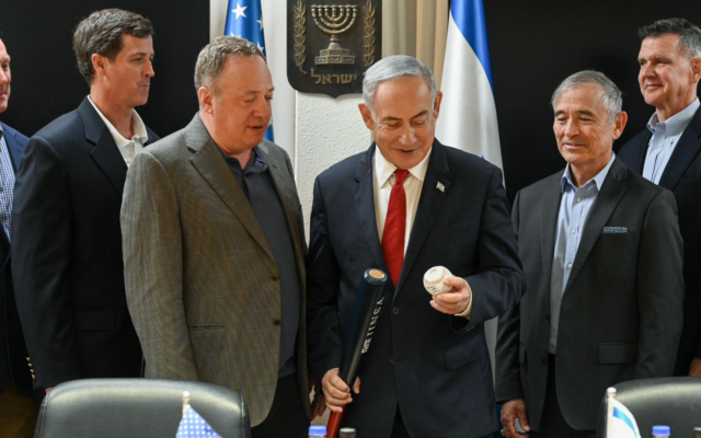 Le Premier ministre Benjamin Netanyahu (au centre) parle avec une délégation en visite d'anciens officiers de drapeau et d'experts américains, Jérusalem, 27 juin 2024. (Crédit : Maayan Toaf/GPO) Le Premier ministre Benjamin Netanyahu (au centre) parle avec une délégation en visite d'anciens officiers de drapeau et d'experts américains, Jérusalem, 27 juin 2024. (Crédit : Maayan Toaf/GPO)