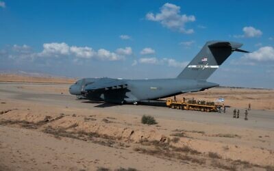 Des membres de l'US Air Force transférant du fret à l’armée israélienne, à la base aérienne de Nevatim, le 15 octobre 2023. (Crédit : Edgar Grimaldo/US Air Force)