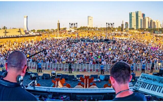 Vue de la foule assistant au concert en hommage aux victimes du massacre de Nova à Tel Aviv, le 28 juin, 2024 (Crédit : Capture d’écran/Omri Silver/X ; utilisée conformément à l'article 27a de la loi sur le droit d'auteur) Vue de la foule assistant au concert en hommage aux victimes du massacre de Nova à Tel Aviv, le 28 juin, 2024 (Crédit : Capture d’écran/Omri Silver/X ; utilisée conformément à l'article 27a de la loi sur le droit d'auteur)