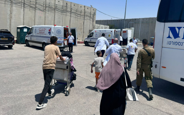 Des Palestiniens malades et blessés sont transférés de la bande de Gaza vers l'Égypte au poste frontière de Kerem Shalom, le 27 juin 2024. (Crédit : COGAT) Des Palestiniens malades et blessés sont transférés de la bande de Gaza vers l'Égypte au poste frontière de Kerem Shalom, le 27 juin 2024. (Crédit : COGAT)