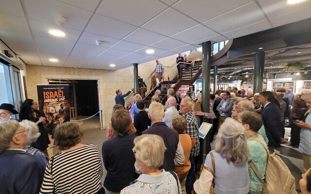 Des chrétiens partisans d'Israël assistant à l'inauguration d'une exposition dans la ville néerlandaise, à Nijkerk, le 5 juin 2024. (Crédit : Canaan Lidor/Times of Israel) Des chrétiens partisans d'Israël assistant à l'inauguration d'une exposition dans la ville néerlandaise, à Nijkerk, le 5 juin 2024. (Crédit : Canaan Lidor/Times of Israel)