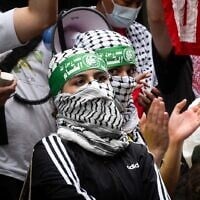 Des manifestants portant des bandeaux et des masques du Hamas, au Baruch College, à Manhattan, le 5 juin 2024. (Crédit : Luke Tress via JTA)