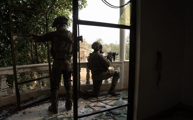Les soldats de l'armée israélienne opérant dans la bande de Gaza, sur une photo publiée le 8 juin 2024. (Crédit : Armée israélienne) Les soldats de l'armée israélienne opérant dans la bande de Gaza, sur une photo publiée le 8 juin 2024. (Crédit : Armée israélienne)