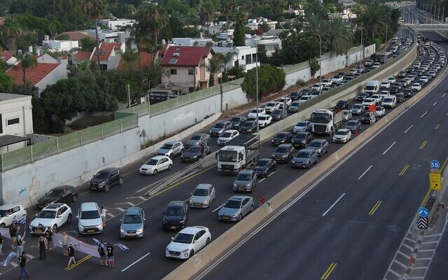 Des manifestants anti-gouvernement bloquant la Route 2, à proximité de Kfar Shmariyahu, le 17 juin 2024. (Crédit : Aviv Atlas via des groupes de protestation pour la démocratie)