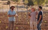 Eyal Drory (à gauche), Shuki Yashuv et Elad Katz, copropriétaires d'Agur Winery, organisent des dégustations de vin en juin 2024. (Autorisation)