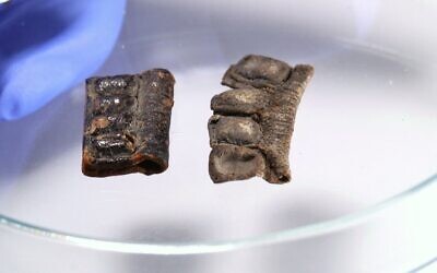 Tefillin datant d'environ 2 000 ans, dans les laboratoires de l'Autorité israélienne des Antiquités. (Crédit : Emil Aladjem/IAA)