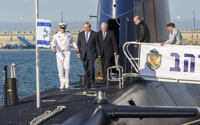 Le Premier ministre Benjamin Netanyahu (2e à gauche), le président de l'époque Reuven Rivlin (3e à gauche) et le ministre de la Défense de l'époque Moshe Yaalon (2e à droite) assistant à une cérémonie pour l'arrivée de l'INS Rahav, le cinquième sous-marin de la marine israélienne, au port militaire de Haïfa, le 12 janvier 2016. (Crédit : Jack Guez/AFP) Le Premier ministre Benjamin Netanyahu (2e à gauche), le président de l'époque Reuven Rivlin (3e à gauche) et le ministre de la Défense de l'époque Moshe Yaalon (2e à droite) assistant à une cérémonie pour l'arrivée de l'INS Rahav, le cinquième sous-marin de la marine israélienne, au port militaire de Haïfa, le 12 janvier 2016. (Crédit : Jack Guez/AFP)