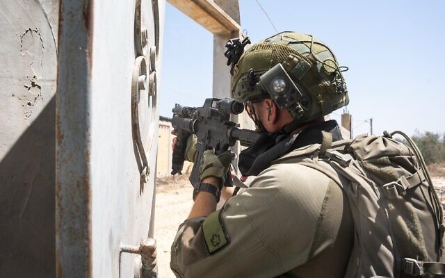 Un soldat de l'armée israélienne, en opération dans la bande de Gaza, sur une photo publiée le 12 juin 2024. (Crédit : Armée israélienne) Un soldat de l'armée israélienne, en opération dans la bande de Gaza, sur une photo publiée le 12 juin 2024. (Crédit : Armée israélienne)