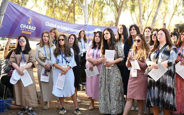 Les shlou'hot de Chabad on Campus visitent le site du massacre du festival Nova dans le sud d'Israël le 30 mai 2024, et écoutent les témoignages des survivants des atrocités du 7 octobre (Crédit : Chabad on Campus)