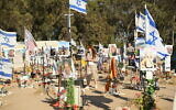Les shlou'hot de Chabad on Campus visitent le site du massacre du festival Nova dans le sud d'Israël le 30 mai 2024, et écoutent les témoignages des survivants des atrocités du 7 octobre (Crédit : Chabad on Campus)