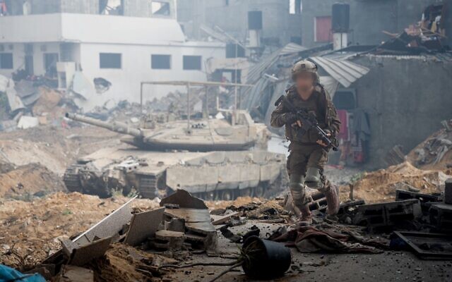 Les troupes de l'armée israélienne opérant dans la bande de Gaza, sur une photo approuvée à la publication le 2 juin 2024. (Crédit : Armée israélienne) Les troupes de l'armée israélienne opérant dans la bande de Gaza, sur une photo approuvée à la publication le 2 juin 2024. (Crédit : Armée israélienne)