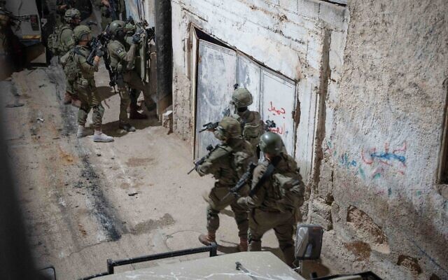 Des troupes de l'armée israélienne en opération dans le camp de Fara, en Cisjordanie, le 10 juin 2024. (Crédit : Armée israélienne) Des troupes de l'armée israélienne en opération dans le camp de Fara, en Cisjordanie, le 10 juin 2024. (Crédit : Armée israélienne)