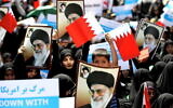 Des manifestants iraniens brandissent des portraits du guide suprême de la République islamique, l'ayatollah Ali Khamenei, et agitent des drapeaux bahreïnis lors d'une manifestation après la prière du vendredi midi à Téhéran, le 18 mai 2012, organisée en réponse à un appel du gouvernement pour protester contre un projet d'unification de Bahreïn avec l'Arabie saoudite que Téhéran a qualifié de complot américain. (Crédit : Atta KENARE / AFP)