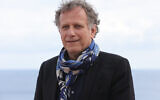L'acteur français Charles Berling pose pour une photo lors d'une séance photo pour « l'Ile aux 30 cercueils » dans le cadre de la 5e édition du Festival international des séries de Cannes (Canneseries), à Cannes, dans le sud de la France, le 3 avril 2022. (Crédit : HACHE / AFP)