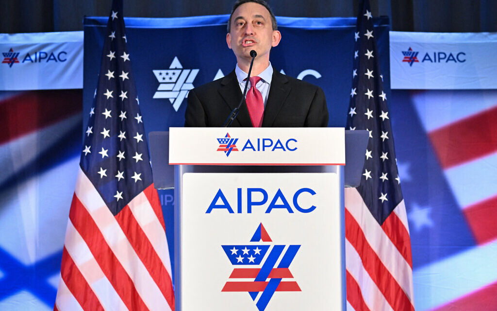 Photo d'illustration : le président de l'American Israel Public Affairs Committee (AIPAC) Michael Tuchin s'exprime lors du sommet politique de l'organisation dans un hôtel de Washington DC, le 5 juin 2023. (Crédit : Mandel Ngan/AFP)