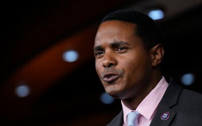 Le représentant démocrate Ritchie Torres, de New York, pendant une conférence de presse au Capitole de Washington, le 17 juillet 2023. (Crédit : Drew Angerer/Getty Images/AFP)